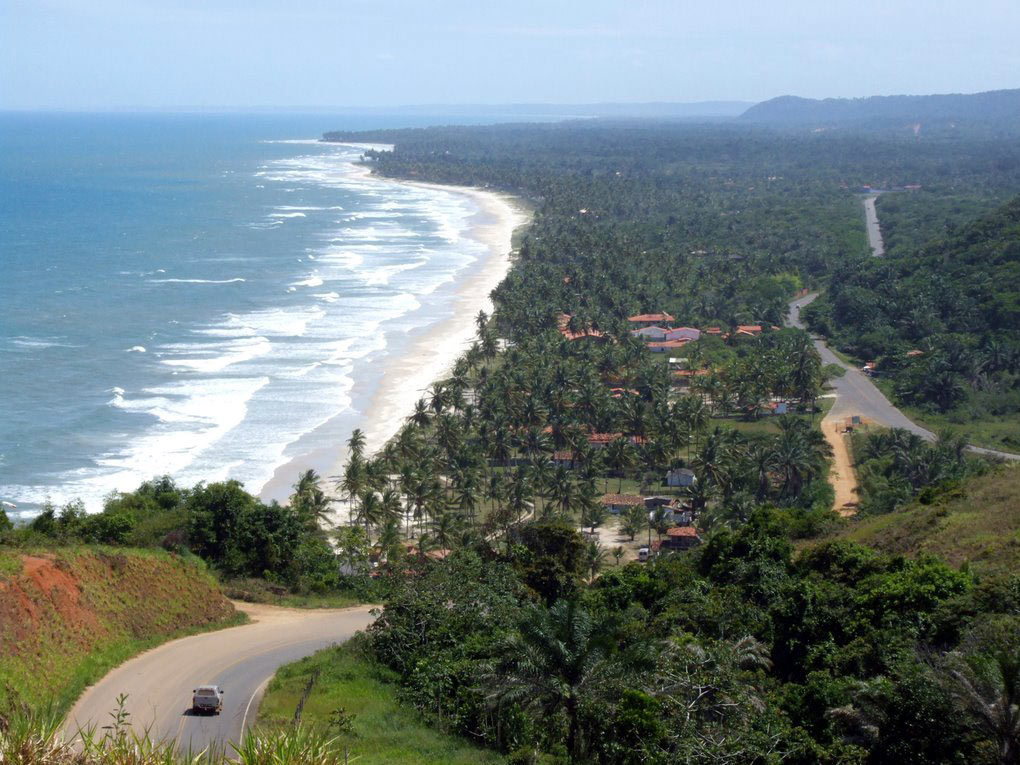 Vista do litoral entre Ilhéus e Itacaré, com praia extensa, coqueiral e estrada